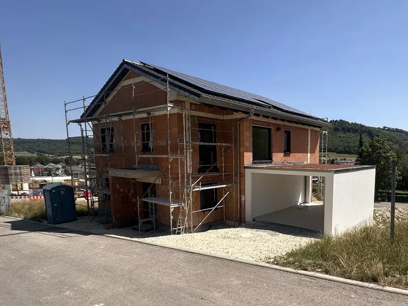 Neues Wohnhaus im Rohbau mit Garage am Hang