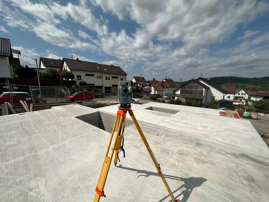 Totalstation von Trimble auf der Bodenplatte eines Neubaus